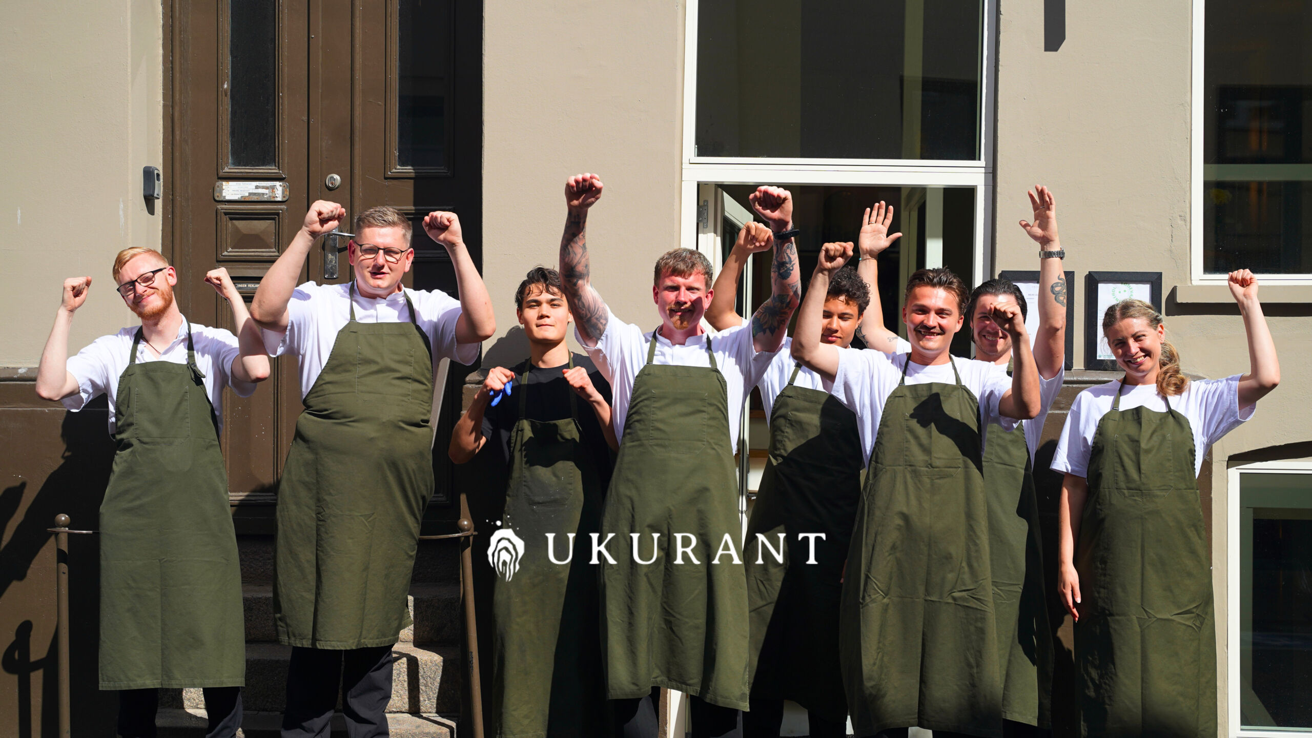 Hele UKURANT-holdet foran restauranten