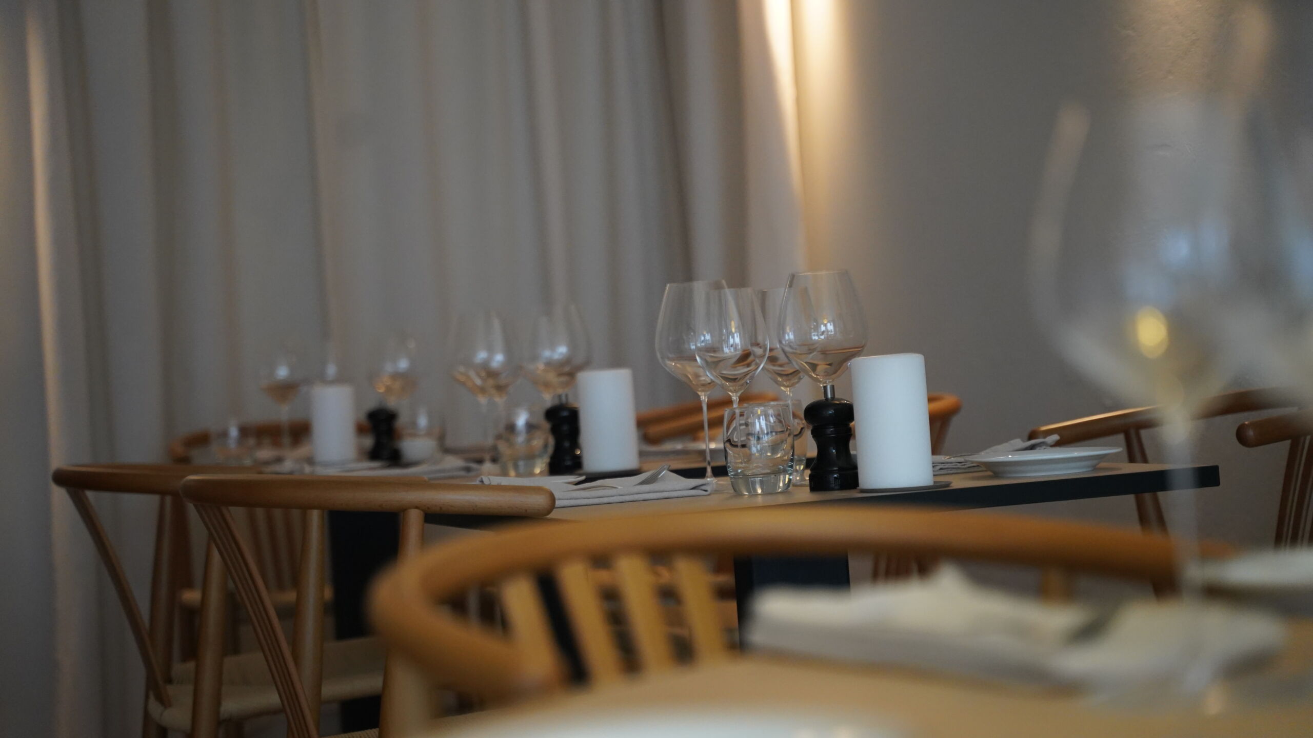 Dækket bord med vinglas hos UKURANT