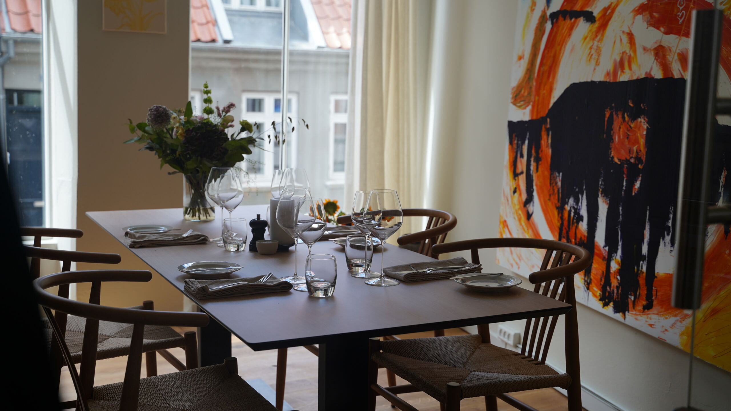 Det private bord med udsigt over Mejlgade